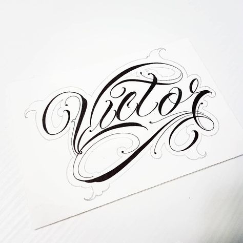 𝐄𝐳𝐢𝐨 𝐌𝐚𝐫𝐟𝐮𝐠𝐠𝐢 on Instagram: “-Victor- . . . #letteringhand #letteringlove #lettering #letteringhandmade #letras #letteringart #letteringchicano #letteringtattoo…” Victor Name Tattoo, Victor Tattoo, Victor Design, Quote Stencils, Tattoo Lettering Styles, Cursive Tattoos, Handwriting Logo, Dragon Tattoo For Women, Free Handwriting