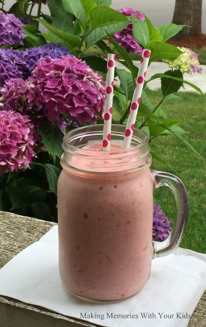 My kids love when I make them smoothies.  Strawberry Banana Smoothies are definitely their favorites and they drink a lot of them!  I typically make them with fruit and yogurt and ice cubes.  This recipe doesn’t have yogurt or ice so I wasn’t quite sure if it would be a smoothie or more of a … Orange Julius Strawberry Banana Smoothie, Strawberry Banana Orange Julius Recipe, Strawberry Banana Julius Recipe, Strawberry Julius Recipe, Orange Julius Smoothie Recipe, Strawberry Banana Recipes, Banana Daquiri, Orange Julius Copycat Recipe, Kids Smoothie Recipes