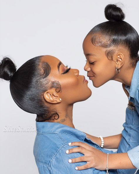 Slice Studioz & Hair Co. LLC on Instagram: “Me & Mommy natural hair buns.! ❤️ I'm coming for it.! 🙌🏾🙌🏾🙌🏾 #ThePiinkeEffext 🌑 #IssaGodThang #ISSAHairThang #HairSavage #IAMHairSavage…” Daughter Hairstyles, Mommy Daughter Photos, Mommy Daughter Outfits, Natural Hair Bun Styles, Mommy And Daughter, Daughter Outfits, Mommy Goals, Shotting Photo, Hair Buns