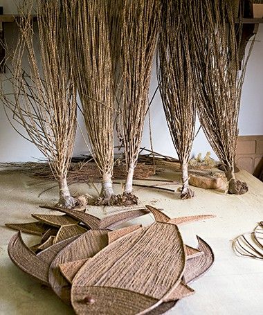 Galhos de árvores viram objetos de decoração Palm Tree Crafts, Palm Frond Art, Recycled Garden Art, Herb Garden Design, Palm Tree Art, Diy Barbie Furniture, Succulent Garden Diy, Garden Art Ideas, Deco Nature