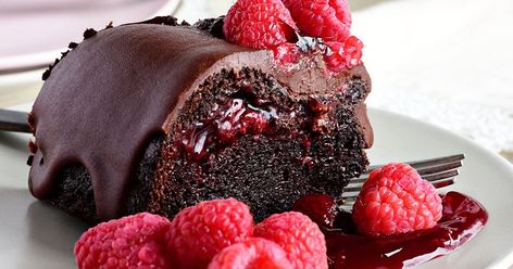 CHOCOLATE RASPBERRY BUNDT CAKE Chocolate Cake Raspberry Filling, Chocolate Raspberry Bundt Cake, Jambalaya Recipe Crockpot, Raspberry Bundt Cake, Chocolate Marshmallow Cake, Raspberry Pie Filling, Recipes Cheesecake, Cheesecake Brownie, Dark Chocolate Fudge