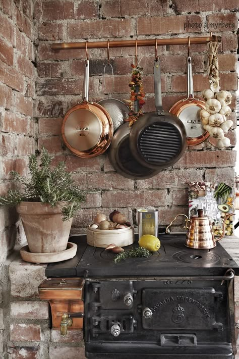 Rustic cottage kitchen, cast iron stove, copper kitchenware, exposed brick wall. January Decor, Koti Diy, Old Stove, Deco Champetre, Dreamy Decor, Tv Decor, Stunning Kitchens, Kitchen Remodel Idea, Rustic Kitchen