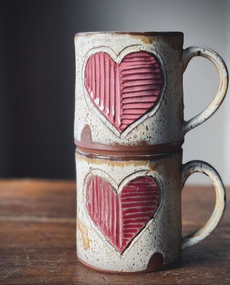 Clay Mug Designs Handmade Pottery, Valentines Day Pottery Ideas, Ceramic Heart Mug, Pottery Hearts Ideas, Pottery Valentine Ideas, Valentines Pottery Ideas, Ceramic Hand Building Ideas, Valentine Ceramics Ideas, Valentine Pottery Ideas