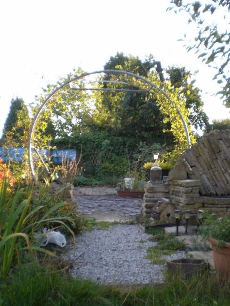 Recycled Trampoline, Garden Trampoline, Old Trampoline, Pergola Diy, Backyard Hammock, Backyard Trampoline, Garden Vines, Garden Area, Moon Garden