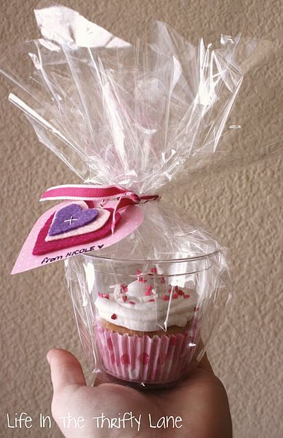 Cupcake in a plastic cup... great idea for wrapping cupcakes individually and dolling them up! Mm Cupcakes, نباتات منزلية, Valentine Day Cupcakes, Valentines Day Treats, Valentines Day Ideas, Kue Ulang Tahun, Valentines Ideas, Valentine Treats, Valentine Ideas