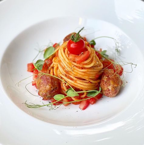 Italian Food Plating, Spagetti Plating, Pasta Presentation Ideas, Spaghetti Plating Ideas, Pasta Plating Ideas, Gourmet Pasta Plating, Fancy Spaghetti, Pasta Plating, Fancy Pasta