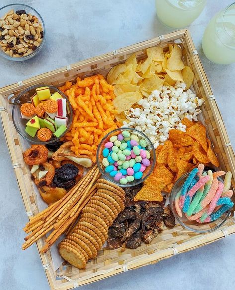 Party Cheese Board, Kids Party Finger Foods, Easter Charcuterie Board Ideas, Sweet Charcuterie, Snack Board Ideas, Easter Charcuterie Board, Healthy Easy Snacks, Cute Food For Kids, Easter Charcuterie