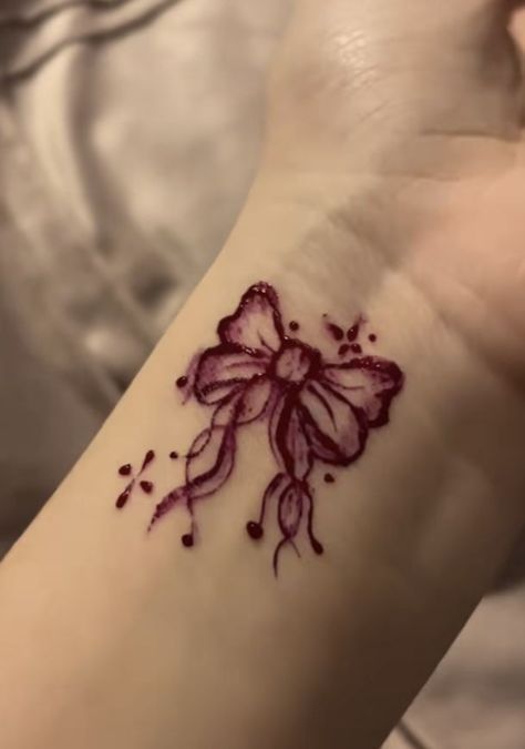 Hena Small Tattoo, Mehndi On Small Hands, Aesthetic Henna Tattoo Designs, Small Hand Tattoos Flowers, Small Aesthetic Hand Tattoos, Small Pen Tattoo Ideas, Henna On Small Hands, Simple Doodles On Hand, Small Henna Tattoos Wrist