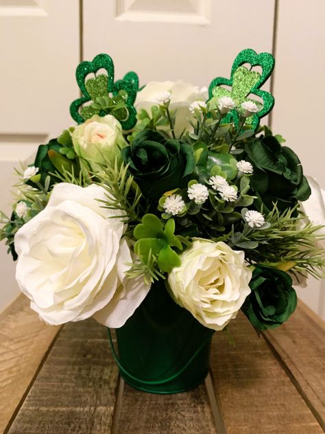 March Floral Arrangements, St Patricks Day Centerpiece Ideas, St Patricks Day Floral Arrangements Diy, Clover Centerpieces, St Patricks Floral Arrangements, St Patrick's Day Floral Arrangements, Irish Flower Arrangements, St Patricks Day Flowers Arrangements, St Patricks Day Center Piece