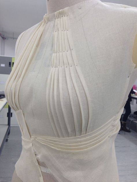 Working on the stand (pleating/gathers) | Yolanda Ati-tay / BA ... Pleats Techniques, Draping Ideas, Draping Techniques, Fashion Draping, Draping Fabric, Draping Fashion, Design Moda, Creative Pattern, Top Design Fashion