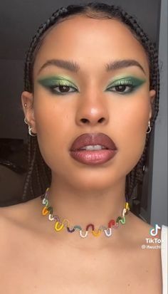 Full Eyeliner Look, Wicked Inspired Makeup Looks, White Eyeliner Green Eyeshadow, Green Brown Makeup Look, Dark Green Aesthetic Makeup, Green Makeup Looks Creative, Makeup Ideas Green Eyeshadow, Cute Green Eyeshadow Looks, Elphaba Makeup Eye