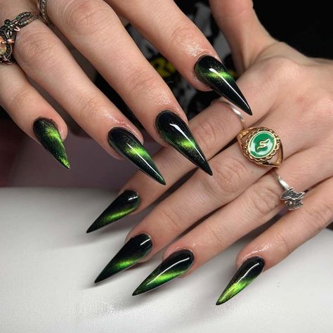 Spook Nails, Fall Stiletto Nails, Stiletto Nail Ideas, Gold Stiletto Nails, Red Stiletto Nails, Black Ombre Nails, Acrylic Nails Stiletto, Stilleto Nails Designs, Black Stiletto Nails