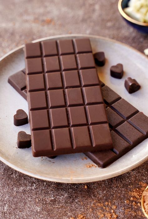 Vegan Milk Chocolate, Homemade Milk Chocolate, Milk Chocolate Recipes, Chocolate Bar Recipe, Chocolate Benefits, Homemade Chocolate Bars, Make Your Own Chocolate, Chocolate Recipes Homemade, Vegan Candies