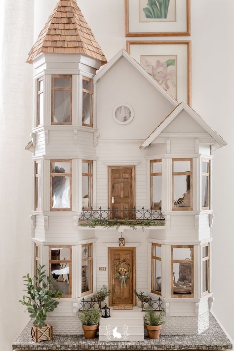 French Farmhouse Aesthetic, Cottage Core Dollhouse, Painted Lady Dollhouse, Dollhouse Exterior Ideas, Dollhouse Renovation, Miniature Buildings, Transitional Design Style, Miniature Dollhouses, Pretty Homes