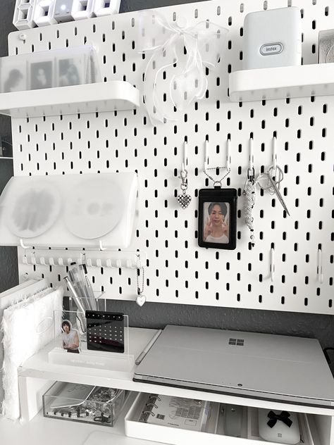 desk decoration, white and black aesthetics, ikea pinboard, pinboard inspiration, bts, kpop, albums, CDs #desk #desksetup #makeover #ikea #bts #kpop #room #aesthetic #inspiration #lifestyle Ikea Pinboard, Pinboard Inspiration, Peg Board Desk, Kpop Room Aesthetic, Ikea Board, Pegboard Ideas, Dream Room Ideas, Study Desk Decor, Kpop Room