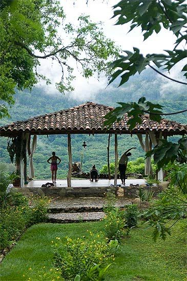 Yoga Shala Design Outdoor, Yoga In Jungle, Yoga Deck Outdoor, Backyard Meditation Garden, Outdoor Yoga Platform, Yoga Space Design, Outdoor Yoga Space, Yoga Mountain, Yoga Deck