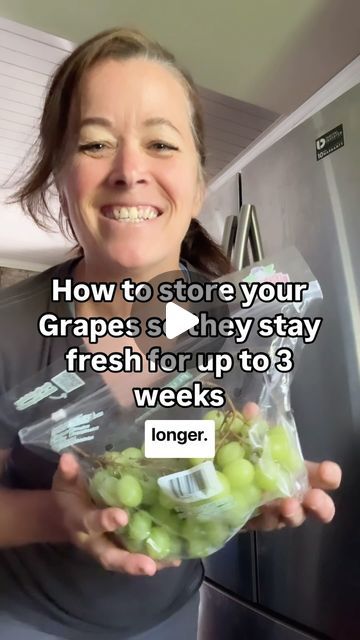 Dar - Save Money on Groceries on Instagram: "SHARE + SAVE this tip to help your grapes last up to 3 weeks!   🙌🏻Make sure you smash that Follow button to keep learning about ways to save money on your groceries  Here’s the Grape-down   I know it’s super tempting to wash and clean the entire bunch as soon as you get home from the grocery store   DONT do it!!   CLEAN only when you are about to use them!   Grapes need to stay cold, be dry and last longer when you leave them on the stems!   The washing process adds excess moisture, which can cause the grapes to go BAD faster than they otherwise would.  How to Choose Grapes It’s important to inspect grapes at the grocery store before purchasing. Why? Because one bad grape can spoil the whole bunch. In other words, one or two moldy grapes will Best Way To Store Grapes In Fridge, How To Make Grapes Last Longer, Best Way To Store Fresh Fruit, Storing Grapes In Fridge, Best Way To Store Grapes, How To Keep Grapes Fresh Longer, How To Store Grapes In Fridge, How To Clean Grapes, Cleaning Grapes