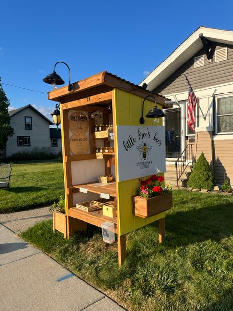 A beautiful honeystand to allow local customers to stop by 24/7 for their honey needs! Homemade! Honey Selling Stand, Honey Farmers Market Display, Honey Display Stand, Honey Stand, Homestead Crafts, Honey Bees Keeping, Farmers Market Display, Produce Stand, Bee Dog