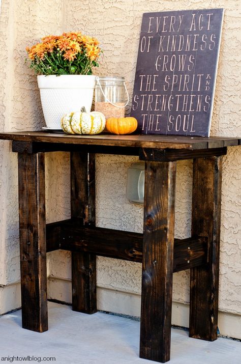 Spruce up your entryway for the holidays with this DIY Porch Table from @anightowlblog Diy Porch Table, Diy Small Table, Front Porch Table, Diy Outdoor Patio, Porch Table, Wood Table Diy, Pallet Garden Furniture, Diy Porch, Porch Furniture