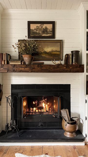 Cottage Fireplace, Fireplace Mantle Decor, Up House, Home Decor Living Room, Home Decorating Ideas, Aesthetic Home, Decoration Inspiration, Antique Farmhouse, Fireplace Mantle