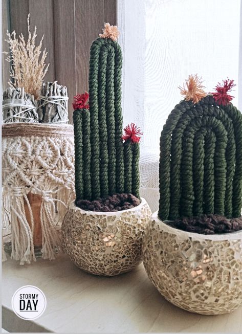 Cacti macramè #macramecactus Cactus Macrame, Mobiles Art Sculpture, Macrame Crafts, Free Macrame Patterns, Boho Crafts Diy, Crochet Cactus, Macrame Wall Hanging Patterns, Plant Shop, Macrame Patterns Tutorials