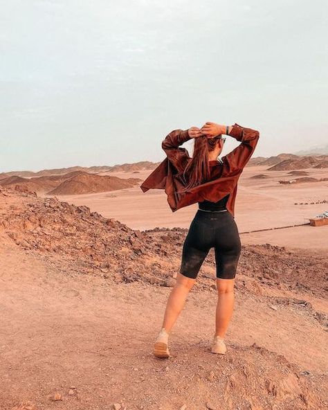 Arizona Winter Fashion, Summer Desert Outfits, Desert Girl Aesthetic, Desert Camping Outfit, Antelope Canyon Outfit, Desert Chic Outfit, Desert Aesthetic Outfit, Sedona Outfits, Desert Hiking Outfit