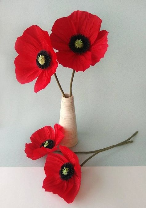 Poppies Bouquet, Paper Poppies, Remembrance Day Art, Poppy Craft, Crepe Paper Flowers Diy, Crepe Flowers, Poppy Bouquet, Fleurs Diy, Paper Plants