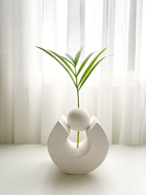 Contemporary Ceramics Flower, Ceramic Modern Art, Sculpture Art Diy, Home Made Decor Ideas, Minimalistic Sculpture, Vase Ideas Decorative, Modern Sculpture Contemporary, Ceramic Design Ideas, Ceramics Abstract