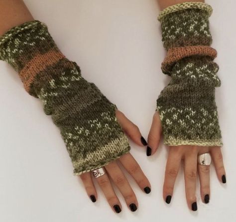 Easy Crochet Fingerless Gloves, Fingerless Gloves Tutorial, Gloves Tutorial, Glove Pattern, Crochet Gloves Pattern, Mode Hippie, Mode Crochet, Gloves Pattern, Crochet Fingerless Gloves