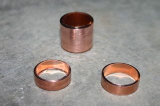 Picture of Cut the Ring Copper Rings Women, Make A Ring, How To Make A Ring, Diy Copper Ring, Copper Rings Handmade, Ring Making Diy, Copper Gift Ideas, Copper Pipe Projects, Copper Pipe Ideas