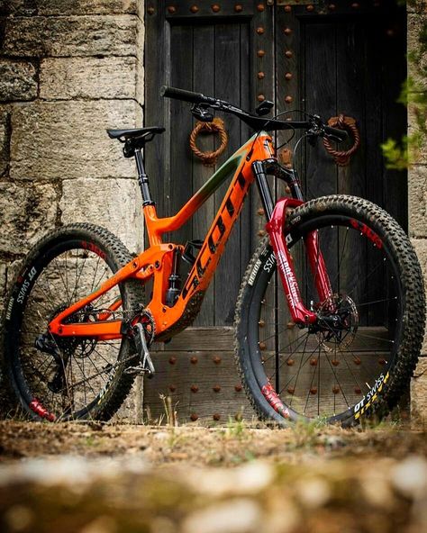 a scott mountainbike. Scott Mtb, Scott Bikes, Mountain Bike Action, Mtb Gear, Downhill Mountain Biking, Bicycle Mountain Bike, Downhill Bike, Downhill Mtb, Enduro Mtb