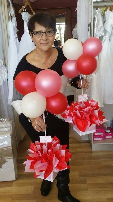 Balloon Table Centerpieces Diy, Balloon Centerpieces Diy, Tissue Paper Pompoms, Balloon Table Centerpieces, Christening Balloons, Balloons Decor, Shower Balloons, Balloon Crafts, Balloon Weights