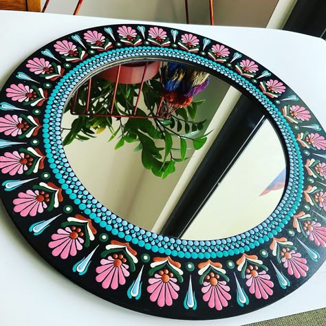 Dotting art on mirror frame Mandala Art On Round Canvas, Dot Art Mirror Frame, Mirror Mandala Art On Wall, Mirror Dot Mandala Art, Round Lippan Art Mirror Wall, Mandala Art Frame, Mandala Mirror Art, Modern Lippan Art, Mirror Mandala Art