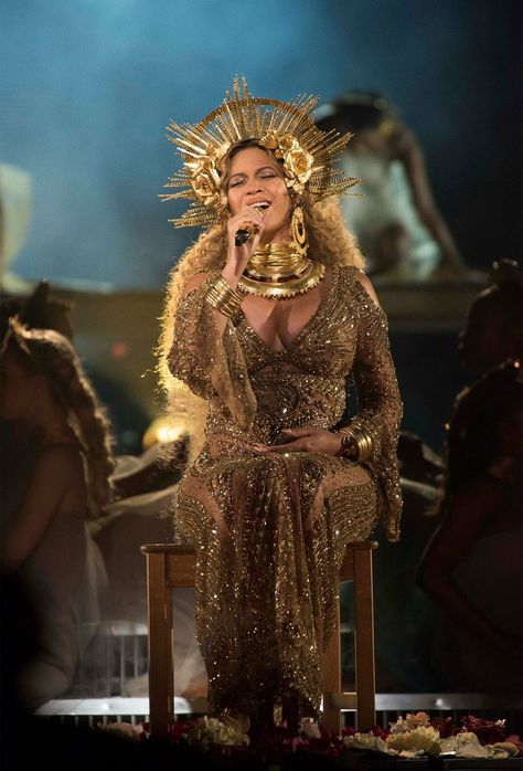 Beyonce Goddess, Beyonce Grammys, Love Drought, Grammy Performance, Singers Outfits, Iconic Singers, Grammys 2017, Black Song, Bee Beyonce