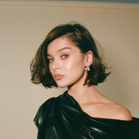 hailee steinfeld on Instagram: "💌 @beausociety 💌" Hailee Steinfeld Short Hair, Hailee Steinfeld Hair Short, Hailey Stanfield, Hailee Steinfeld Makeup, Love Her Aesthetic, Kate X Yelena, Hailee Steinfeld Hair, Sara Cate, Face Claims Female