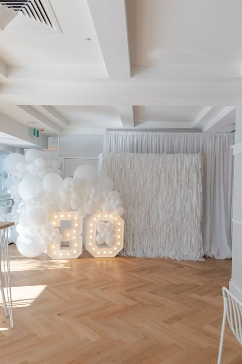 All White Party Balloon Decorations, All White Day Party Decor, All White Balloon Decor, All White Party Theme Birthday, Birthday Venue Aesthetic, All White Party Ideas Birthday, All White Bday Party, All White 18th Birthday Party, All White Affair Party Decorations