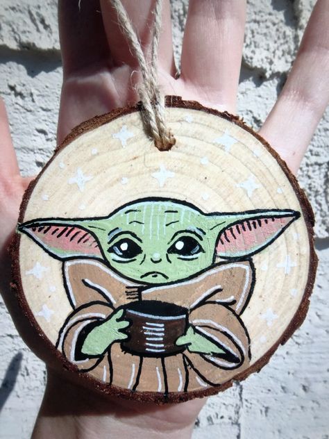 Star Wars Ornaments Diy, Starwars Ornaments, Wood Diy Gifts, Wood Slice Art Paint, Circle Wood Painting Ideas, Wood Circle Ornaments, Painting On Wood Slices, Yoda Ornament, Decoracion Navidad Diy