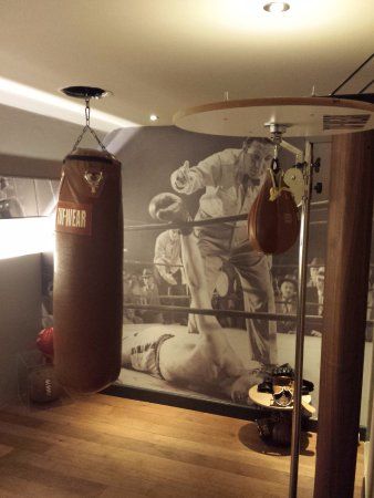 Boxer Room Ideas, Boxing Room Ideas, Boxing Themed Bedroom, Boxing Bag In Bedroom, Boxing Room Decor, Boxing Home Gym, Boxing Decor, Boxing Bedroom, Boxing Room At Home