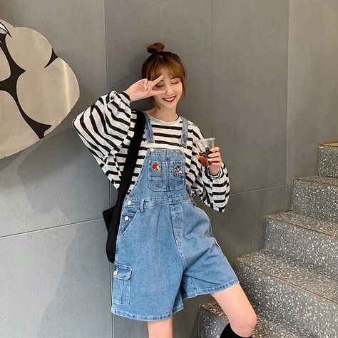 Cute Overall Outfits Aesthetic, Short Overalls Outfit 90s, Short Overalls Outfit Aesthetic, Short Girls Outfits, Outfit Art Reference, Short Overalls Outfit, Strawberry Gum, Overall Shorts Outfit, Dungaree Outfit