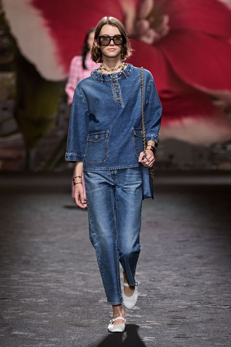 Chanel SS2024 Coco Chanel Style, Moda Denim, Look Casual Chic, Mode Chanel, Spring Fashion Casual, Chanel Style, Denim On Denim, Chanel Spring, 2024 Fashion Trends