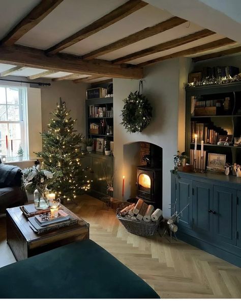 2023 Decorations, Christmas Interior Design, Cottage House Interior, English Cottage Decor, Cosy Living, Living Room Decor Fireplace, Cottage Interior, Christmas Interiors, Cottage Interiors