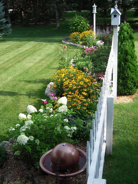 Picket Fence Around Patio, White Picket Fence Corner Lot, White Picket Fence Garden Border, Picket Fence Landscaping Ideas, Picket Fence Around Pool, Picket Fence Garden Ideas, Picket Fence Backyard, Diy White Picket Fence, White Picket Fence Front Yard