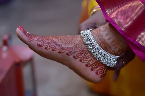 Here is the Scientific Reason for Wearing a silver Anklets!!! | Fashionworldhub Payal Silver, Foot Jewelry Wedding, Payal Designs Silver, Silver Anklets Designs, Silver Payal, Anklets Indian, Bridal Anklet, Accessories Inspiration, Indian Bridal Jewelry Sets