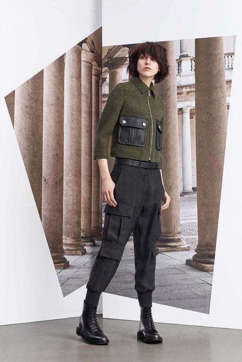 Neil Barrett Pre-Fall 2015 collection, runway looks, beauty, models, and reviews. Military Inspired Fashion, Costume Concepts, Army Look, Fall 2015 Style, Army Fashion, Organized Chaos, Outfits 2017, Neil Barrett, Military Outfit