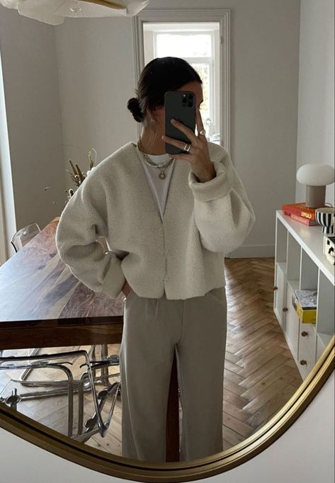 Aritzia Sweater Outfit, Layered Jacket Outfit, How To Accessorize An Outfit, Skandinavian Fashion, Cold Outfits, Autumn Fits, Country Concerts, Mode Inspo, Outfit Look