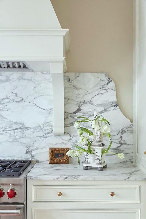 The Best Kitchen Backsplash and My Favorite Options Curved Kitchen Backsplash, Curved Backsplash Kitchen, Quartzite Backsplash Behind Stove, Curved Marble Backsplash, Scalloped Backsplash, Marble Kitchen Backsplash, Marble Backsplash Kitchen, Wolf Range, Quartz Backsplash