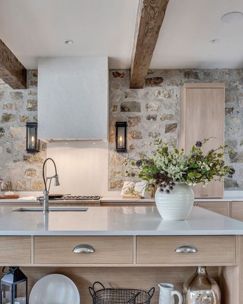 Stone Backsplash Inspiration - Design Trend Round Up - Farmhouse Living Stone Backsplash Ideas, Stone Behind Stove, Rustic Stone Backsplash, White Stone Kitchen, Farmhouse Kitchen Stone Backsplash, Kitchen With Stone Wall, Rock Wall Interior, Limestone Backsplash, Natural Rock Backsplash