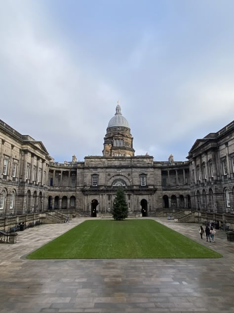 The old college at the University of Edinburgh in Scotland Edinburgh Scotland College, Study Abroad Edinburgh, Edinburgh Scotland University, Edinburgh University Dorm, Edinburgh College Of Art, Edinburgh Napier University, University Of Edinburgh Campus, University In Europe, The University Of Edinburgh