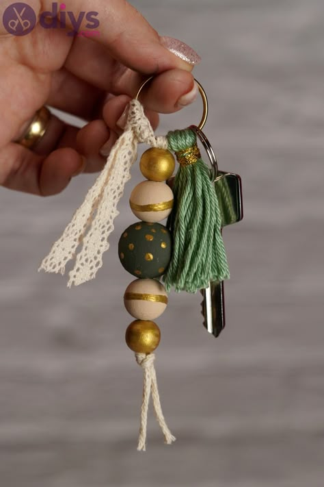 Wooden Bead Diy Craft Ideas, Diy Bead Keychain Ideas, Diy Beaded Keychain, Beaded Keychain Ideas, Wooden Bead Keychain, Fun Keychains, Wood Beads Diy, Bead Keychain, Easy Diy Ideas