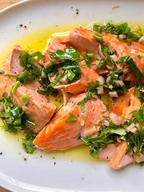 Poached Recipes, Salmon Poached, Poached Cod, Herb Vinaigrette, Poached Fish, Plats Healthy, Poached Salmon, Egg Recipe, Think Food